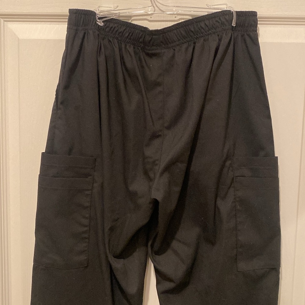 UA Scrubs Black V-Neck Top - Picture 11 of 12
